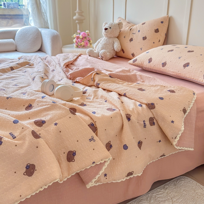 91家纺网 家纺一手货源 找家纺 梦舒阳 2026新款泡芙棉夏被花边款泡芙纱夏凉被四件套空调被带小熊吊牌 咖啡猫