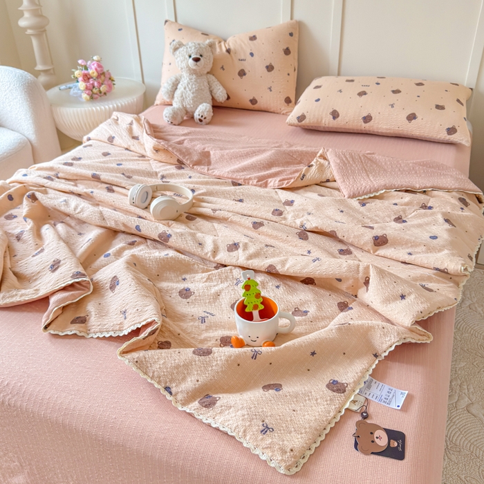 91家纺网 家纺一手货源 找家纺 梦舒阳 2026新款泡芙棉夏被花边款泡芙纱夏凉被四件套空调被带小熊吊牌 咖啡猫