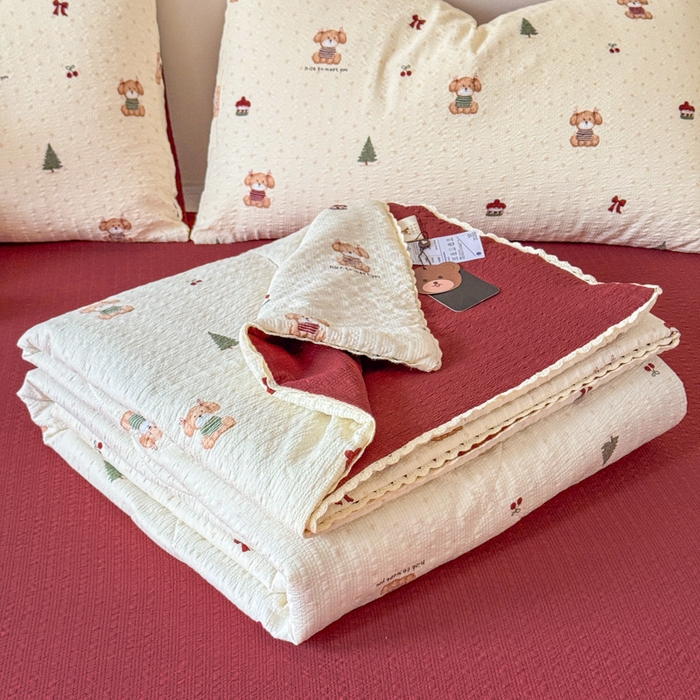 91家纺网 家纺一手货源 找家纺 梦舒阳 2026新款泡芙棉夏被花边款泡芙纱夏凉被四件套空调被带小熊吊牌 开心狗