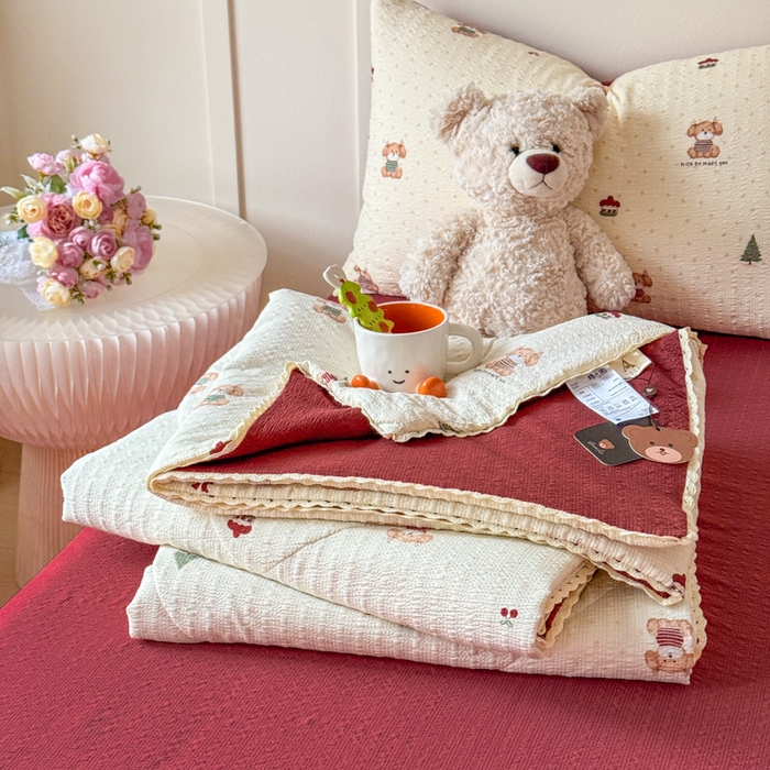 91家纺网 家纺一手货源 找家纺 梦舒阳 2026新款泡芙棉夏被花边款泡芙纱夏凉被四件套空调被带小熊吊牌 开心狗