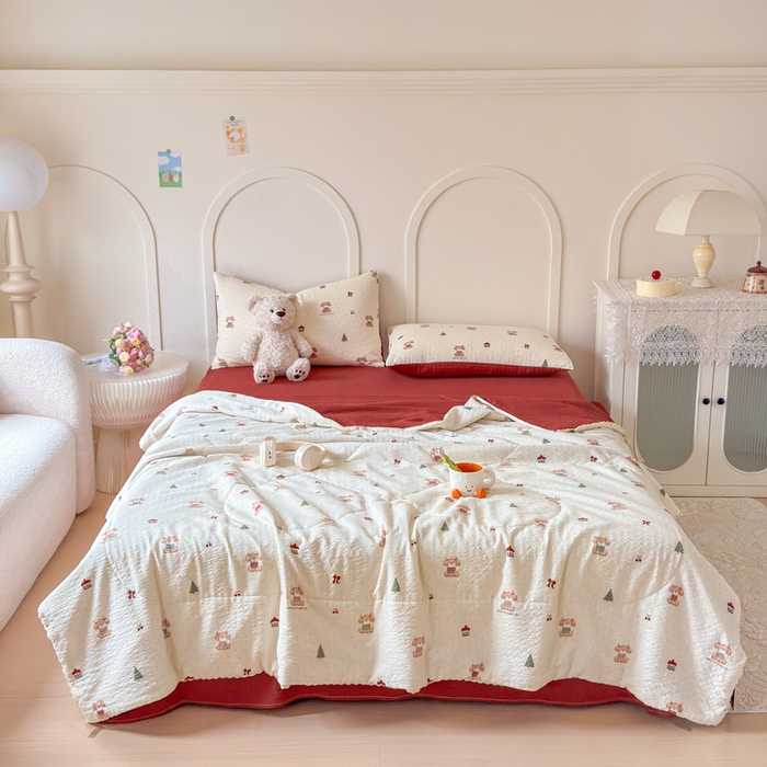 91家纺网 家纺一手货源 找家纺 梦舒阳 2026新款泡芙棉夏被花边款泡芙纱夏凉被四件套空调被带小熊吊牌 开心狗