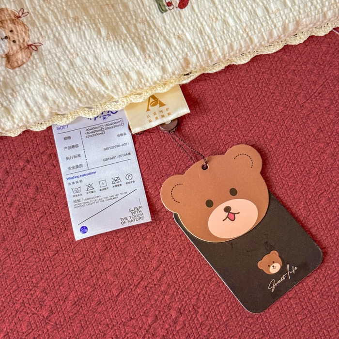 91家纺网 家纺一手货源 找家纺 梦舒阳 2026新款泡芙棉夏被花边款泡芙纱夏凉被四件套空调被带小熊吊牌 开心狗