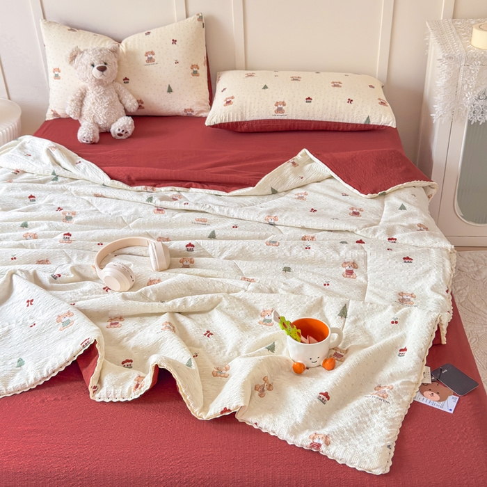 91家纺网 家纺一手货源 找家纺 梦舒阳 2026新款泡芙棉夏被花边款泡芙纱夏凉被四件套空调被带小熊吊牌 开心狗