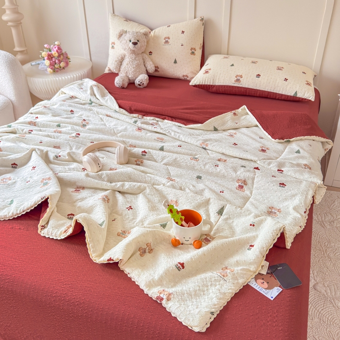 91家纺网 家纺一手货源 找家纺 梦舒阳 2026新款泡芙棉夏被花边款泡芙纱夏凉被四件套空调被带小熊吊牌 开心狗