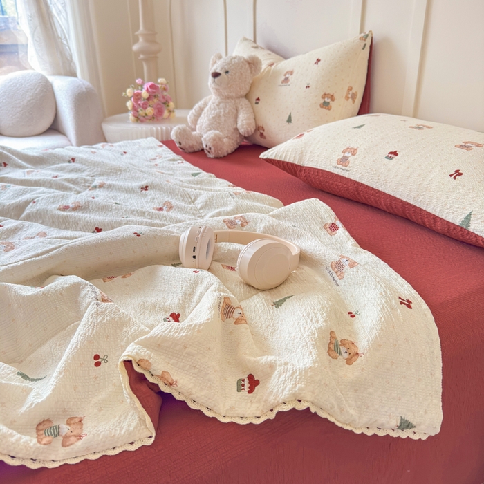 91家纺网 家纺一手货源 找家纺 梦舒阳 2026新款泡芙棉夏被花边款泡芙纱夏凉被四件套空调被带小熊吊牌 开心狗