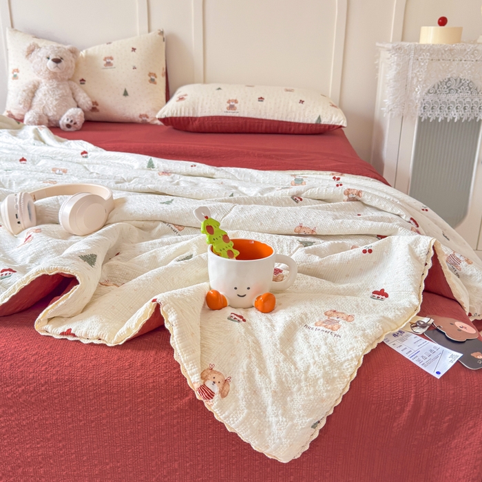 91家纺网 家纺一手货源 找家纺 梦舒阳 2026新款泡芙棉夏被花边款泡芙纱夏凉被四件套空调被带小熊吊牌 开心狗