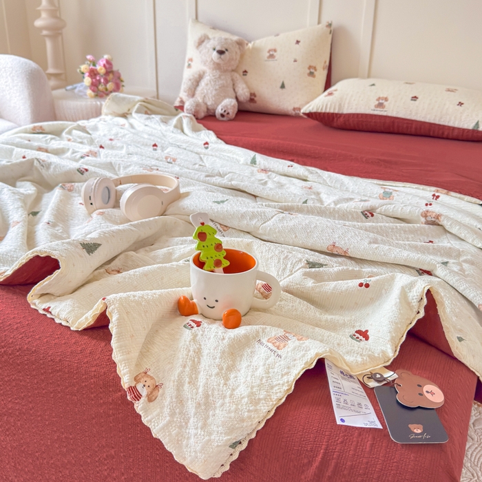 91家纺网 家纺一手货源 找家纺 梦舒阳 2026新款泡芙棉夏被花边款泡芙纱夏凉被四件套空调被带小熊吊牌 开心狗