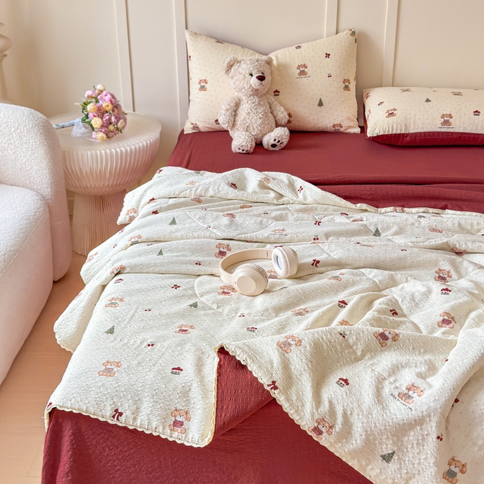 91家纺网 家纺一手货源 找家纺 梦舒阳 2026新款泡芙棉夏被花边款泡芙纱夏凉被四件套空调被带小熊吊牌 开心狗