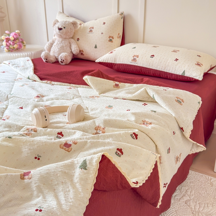 91家纺网 家纺一手货源 找家纺 梦舒阳 2026新款泡芙棉夏被花边款泡芙纱夏凉被四件套空调被带小熊吊牌 开心狗