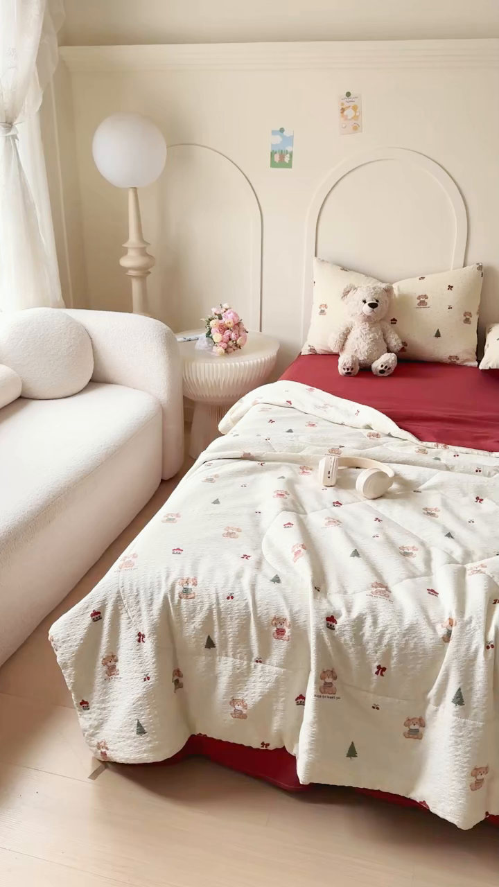 91家纺网 家纺一手货源 找家纺 梦舒阳 2026新款泡芙棉夏被花边款泡芙纱夏凉被四件套空调被带小熊吊牌 开心狗