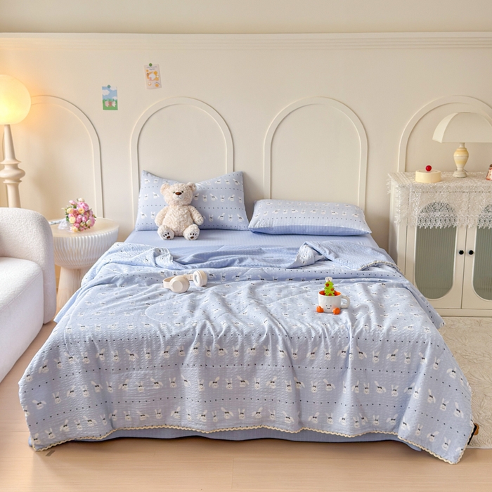91家纺网 家纺一手货源 找家纺 梦舒阳 2026新款泡芙棉夏被花边款泡芙纱夏凉被四件套空调被带小熊吊牌 蓝兔子