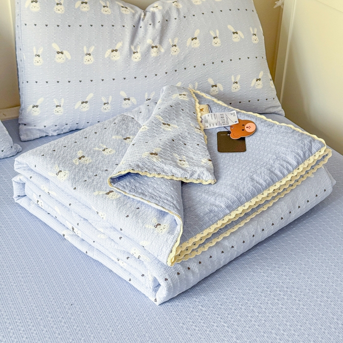 91家纺网 家纺一手货源 找家纺 梦舒阳 2026新款泡芙棉夏被花边款泡芙纱夏凉被四件套空调被带小熊吊牌 蓝兔子