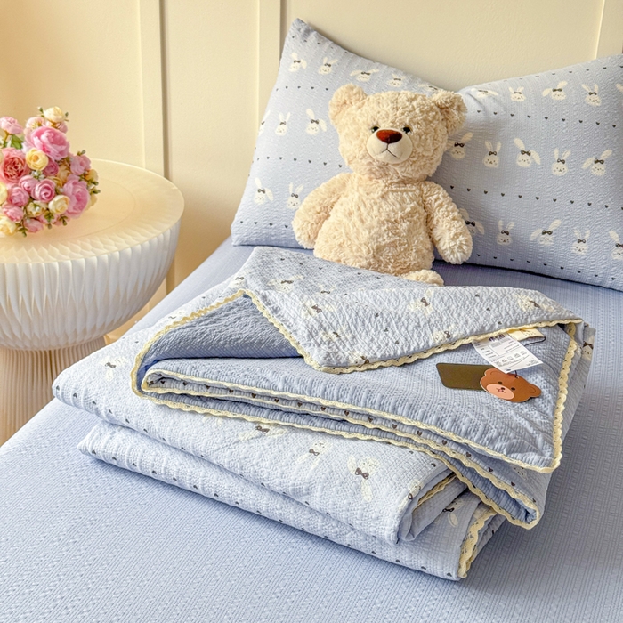 91家纺网 家纺一手货源 找家纺 梦舒阳 2026新款泡芙棉夏被花边款泡芙纱夏凉被四件套空调被带小熊吊牌 蓝兔子