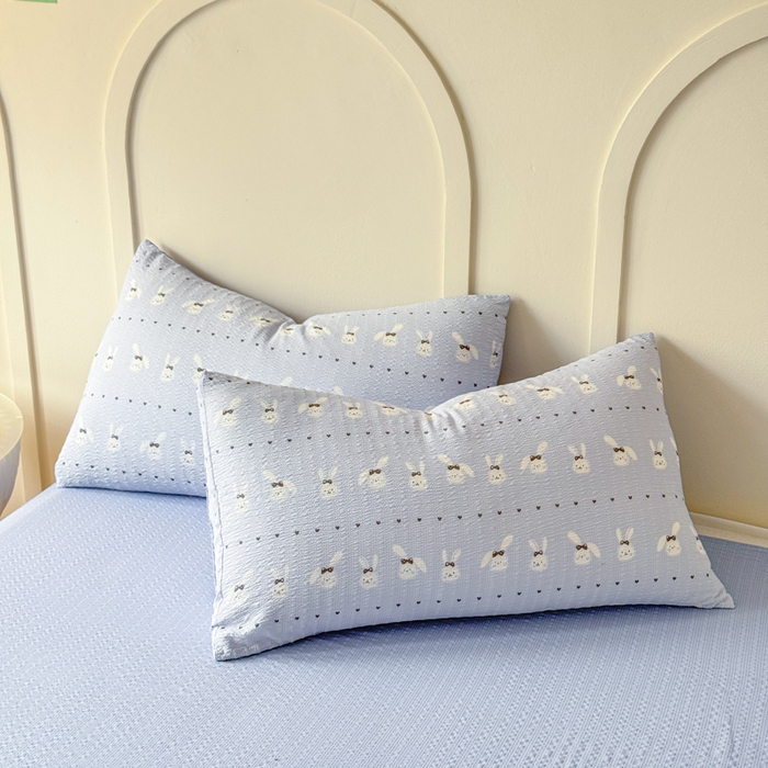 91家纺网 家纺一手货源 找家纺 梦舒阳 2026新款泡芙棉夏被花边款泡芙纱夏凉被四件套空调被带小熊吊牌 蓝兔子