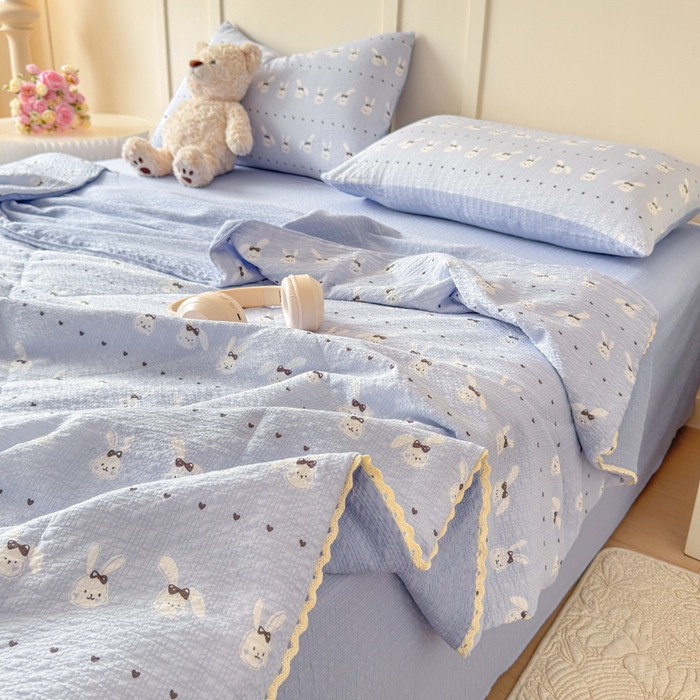 91家纺网 家纺一手货源 找家纺 梦舒阳 2026新款泡芙棉夏被花边款泡芙纱夏凉被四件套空调被带小熊吊牌 蓝兔子