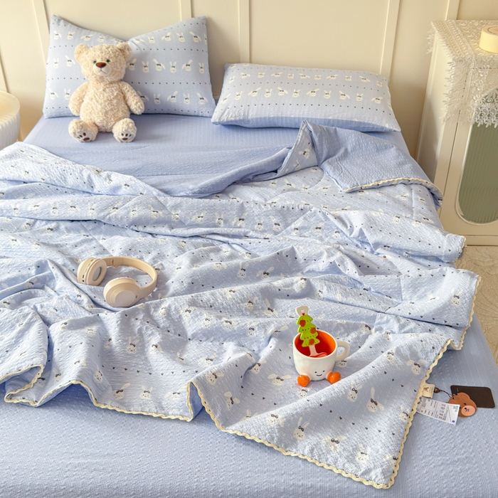 91家纺网 家纺一手货源 找家纺 梦舒阳 2026新款泡芙棉夏被花边款泡芙纱夏凉被四件套空调被带小熊吊牌 蓝兔子