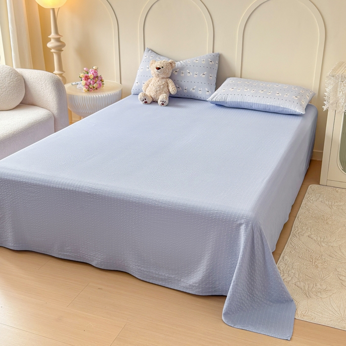 91家纺网 家纺一手货源 找家纺 梦舒阳 2026新款泡芙棉夏被花边款泡芙纱夏凉被四件套空调被带小熊吊牌 蓝兔子