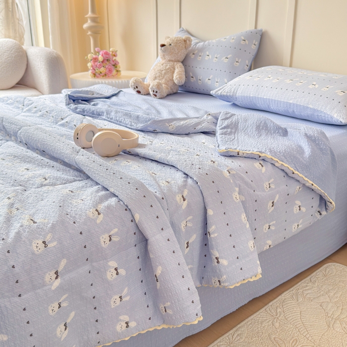 91家纺网 家纺一手货源 找家纺 梦舒阳 2026新款泡芙棉夏被花边款泡芙纱夏凉被四件套空调被带小熊吊牌 蓝兔子