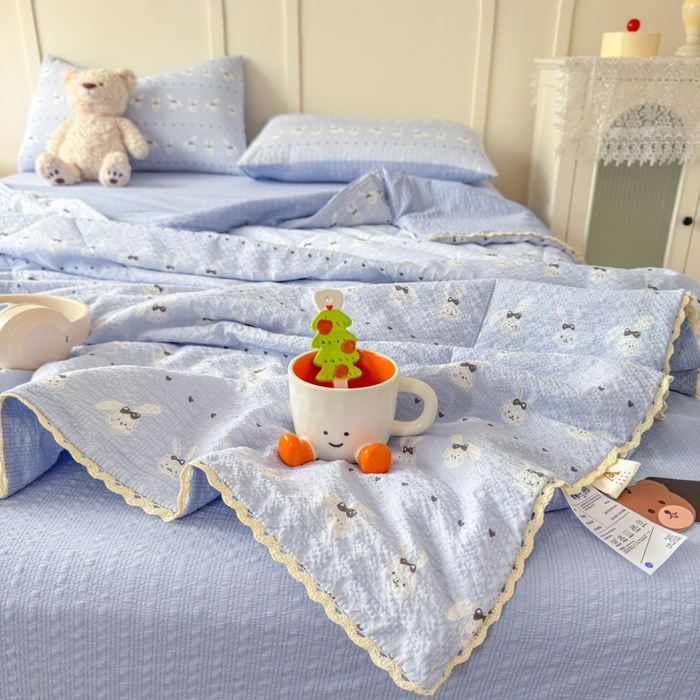 91家纺网 家纺一手货源 找家纺 梦舒阳 2026新款泡芙棉夏被花边款泡芙纱夏凉被四件套空调被带小熊吊牌 蓝兔子