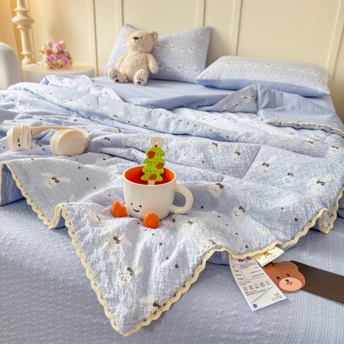 91家纺网 家纺一手货源 找家纺 梦舒阳 2026新款泡芙棉夏被花边款泡芙纱夏凉被四件套空调被带小熊吊牌 蓝兔子