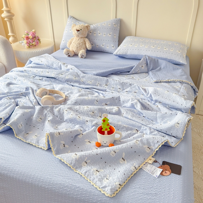 91家纺网 家纺一手货源 找家纺 梦舒阳 2026新款泡芙棉夏被花边款泡芙纱夏凉被四件套空调被带小熊吊牌 蓝兔子