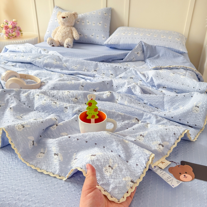 91家纺网 家纺一手货源 找家纺 梦舒阳 2026新款泡芙棉夏被花边款泡芙纱夏凉被四件套空调被带小熊吊牌 蓝兔子