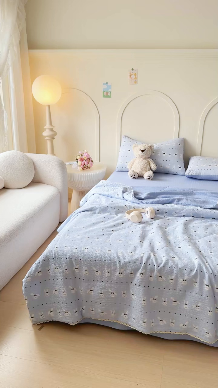 91家纺网 家纺一手货源 找家纺 梦舒阳 2026新款泡芙棉夏被花边款泡芙纱夏凉被四件套空调被带小熊吊牌 蓝兔子