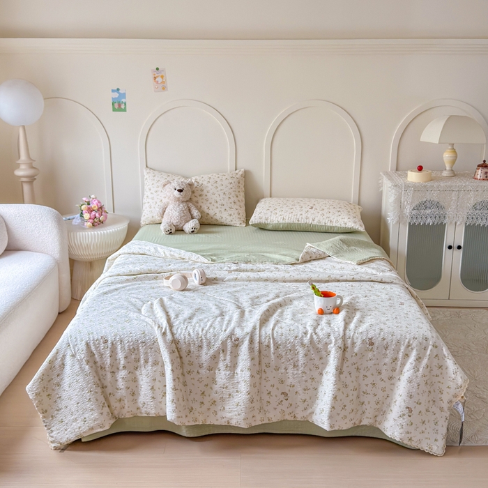 91家纺网 家纺一手货源 找家纺 梦舒阳 2026新款泡芙棉夏被花边款泡芙纱夏凉被四件套空调被带小熊吊牌 绿叶