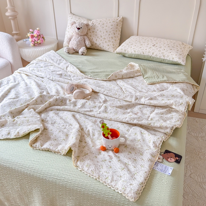 91家纺网 家纺一手货源 找家纺 梦舒阳 2026新款泡芙棉夏被花边款泡芙纱夏凉被四件套空调被带小熊吊牌 绿叶