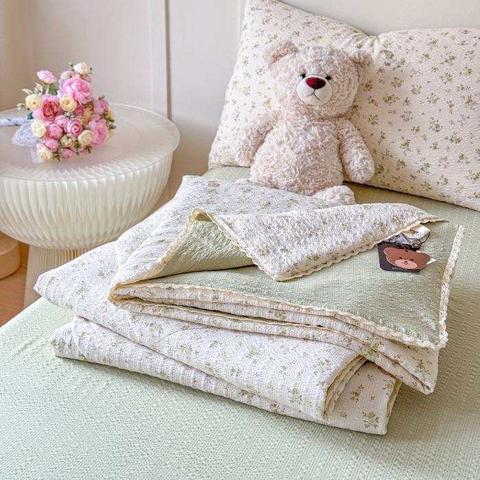 91家纺网 家纺一手货源 找家纺 梦舒阳 2026新款泡芙棉夏被花边款泡芙纱夏凉被四件套空调被带小熊吊牌 绿叶