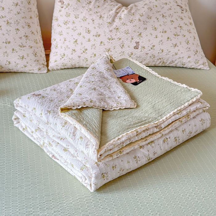 91家纺网 家纺一手货源 找家纺 梦舒阳 2026新款泡芙棉夏被花边款泡芙纱夏凉被四件套空调被带小熊吊牌 绿叶