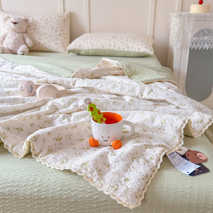 91家纺网 家纺一手货源 找家纺 梦舒阳 2026新款泡芙棉夏被花边款泡芙纱夏凉被四件套空调被带小熊吊牌 绿叶