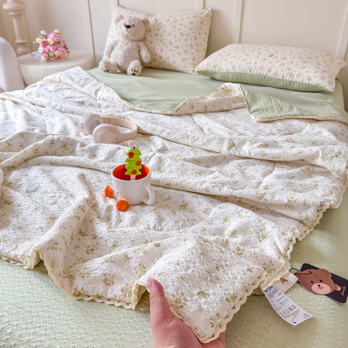 91家纺网 家纺一手货源 找家纺 梦舒阳 2026新款泡芙棉夏被花边款泡芙纱夏凉被四件套空调被带小熊吊牌 绿叶