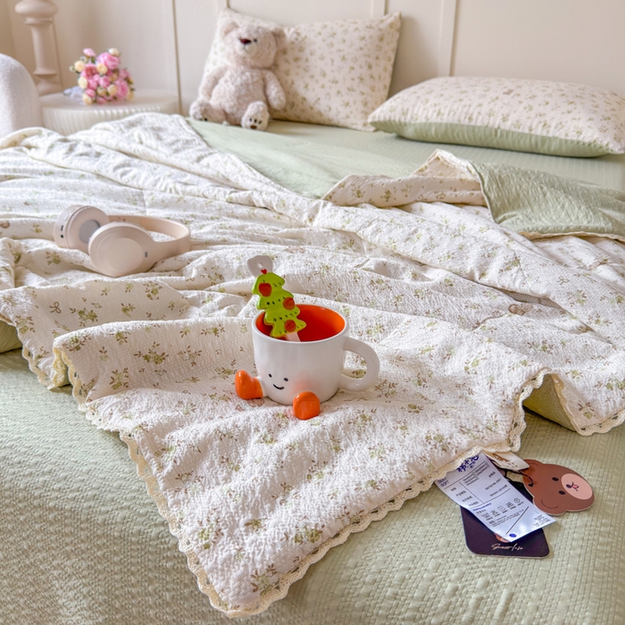 91家纺网 家纺一手货源 找家纺 梦舒阳 2026新款泡芙棉夏被花边款泡芙纱夏凉被四件套空调被带小熊吊牌 绿叶