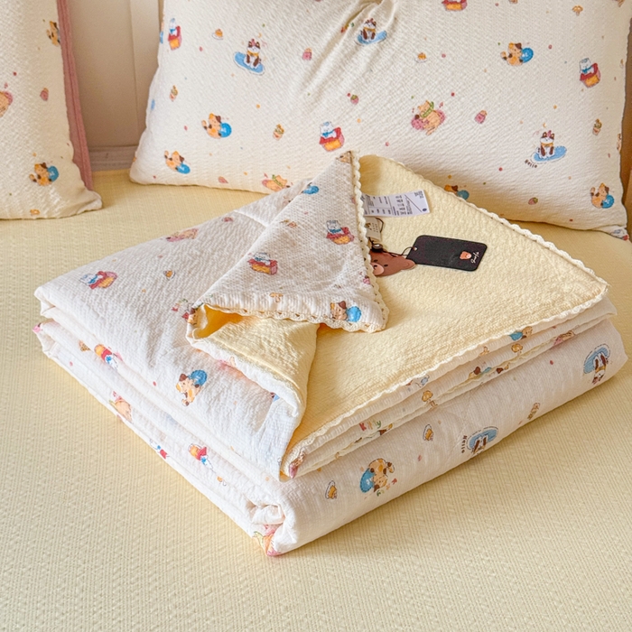 91家纺网 家纺一手货源 找家纺 梦舒阳 2026新款泡芙棉夏被花边款泡芙纱夏凉被四件套空调被带小熊吊牌 猫咪