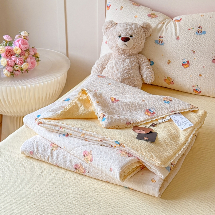 91家纺网 家纺一手货源 找家纺 梦舒阳 2026新款泡芙棉夏被花边款泡芙纱夏凉被四件套空调被带小熊吊牌 猫咪