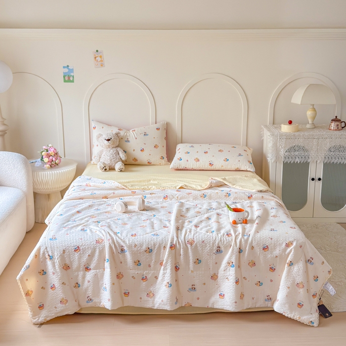 91家纺网 家纺一手货源 找家纺 梦舒阳 2026新款泡芙棉夏被花边款泡芙纱夏凉被四件套空调被带小熊吊牌 猫咪