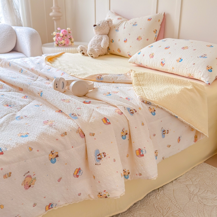 91家纺网 家纺一手货源 找家纺 梦舒阳 2026新款泡芙棉夏被花边款泡芙纱夏凉被四件套空调被带小熊吊牌 猫咪