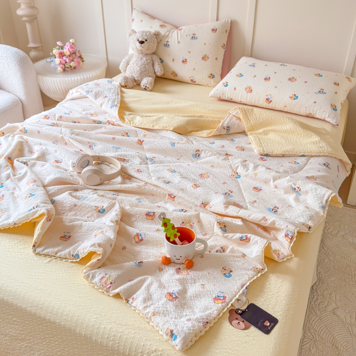 91家纺网 家纺一手货源 找家纺 梦舒阳 2026新款泡芙棉夏被花边款泡芙纱夏凉被四件套空调被带小熊吊牌 猫咪