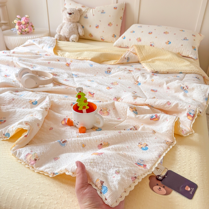 91家纺网 家纺一手货源 找家纺 梦舒阳 2026新款泡芙棉夏被花边款泡芙纱夏凉被四件套空调被带小熊吊牌 猫咪