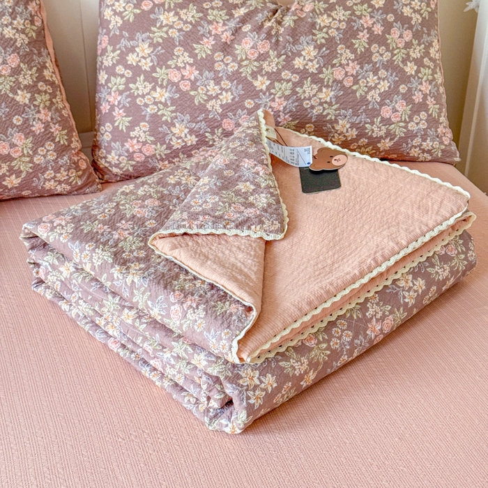 91家纺网 家纺一手货源 找家纺 梦舒阳 2026新款泡芙棉夏被花边款泡芙纱夏凉被四件套空调被带小熊吊牌 暖桔