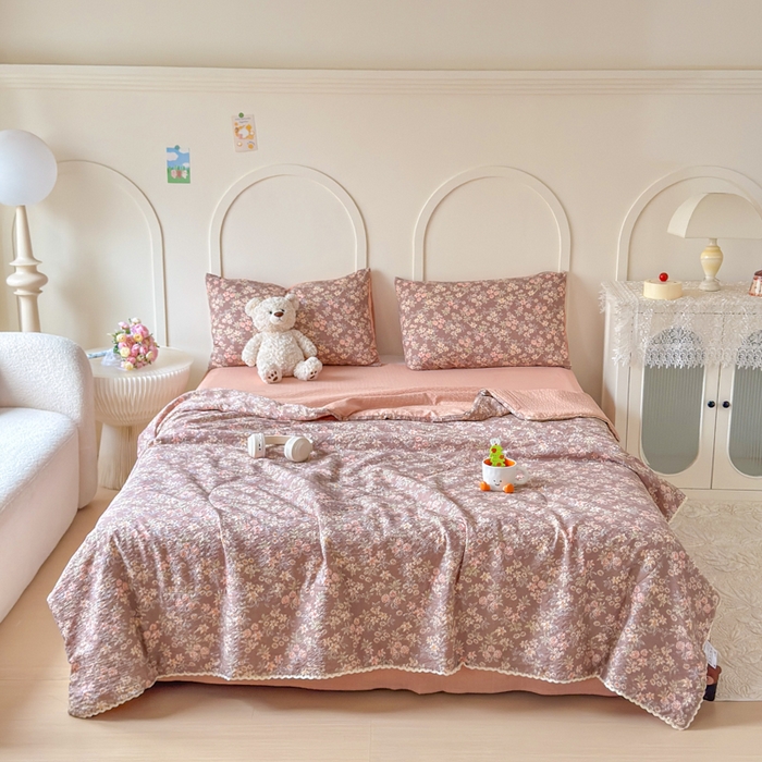 91家纺网 家纺一手货源 找家纺 梦舒阳 2026新款泡芙棉夏被花边款泡芙纱夏凉被四件套空调被带小熊吊牌 暖桔