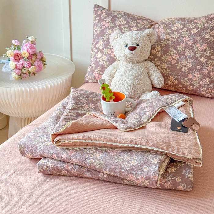 91家纺网 家纺一手货源 找家纺 梦舒阳 2026新款泡芙棉夏被花边款泡芙纱夏凉被四件套空调被带小熊吊牌 暖桔