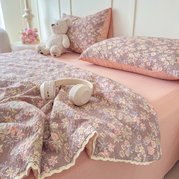 91家纺网 家纺一手货源 找家纺 梦舒阳 2026新款泡芙棉夏被花边款泡芙纱夏凉被四件套空调被带小熊吊牌 暖桔