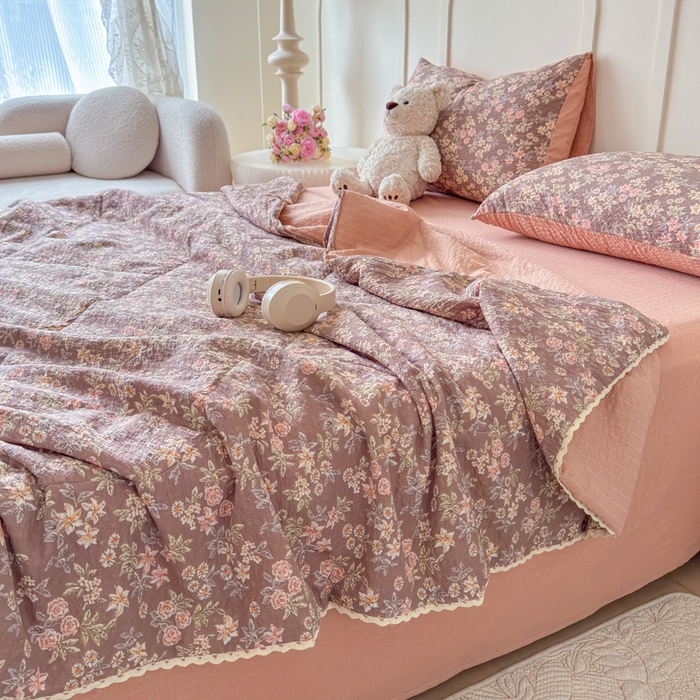 91家纺网 家纺一手货源 找家纺 梦舒阳 2026新款泡芙棉夏被花边款泡芙纱夏凉被四件套空调被带小熊吊牌 暖桔