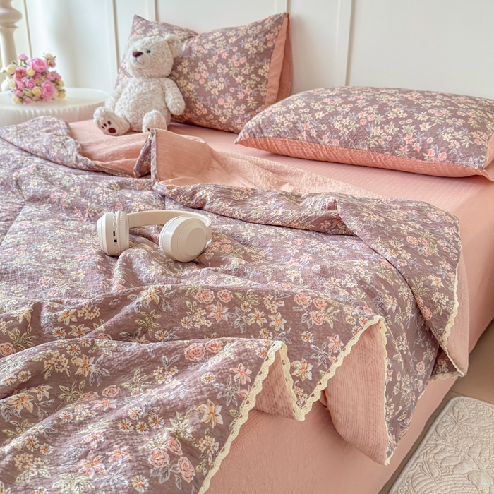 91家纺网 家纺一手货源 找家纺 梦舒阳 2026新款泡芙棉夏被花边款泡芙纱夏凉被四件套空调被带小熊吊牌 暖桔