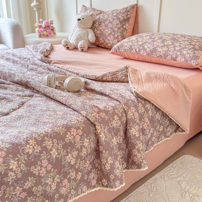 91家纺网 家纺一手货源 找家纺 梦舒阳 2026新款泡芙棉夏被花边款泡芙纱夏凉被四件套空调被带小熊吊牌 暖桔