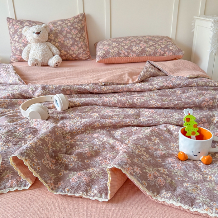 91家纺网 家纺一手货源 找家纺 梦舒阳 2026新款泡芙棉夏被花边款泡芙纱夏凉被四件套空调被带小熊吊牌 暖桔
