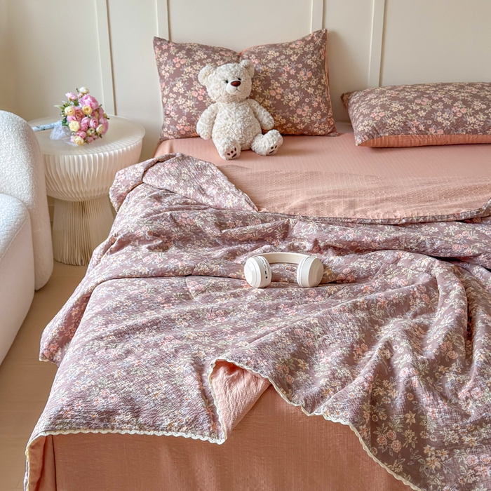 91家纺网 家纺一手货源 找家纺 梦舒阳 2026新款泡芙棉夏被花边款泡芙纱夏凉被四件套空调被带小熊吊牌 暖桔