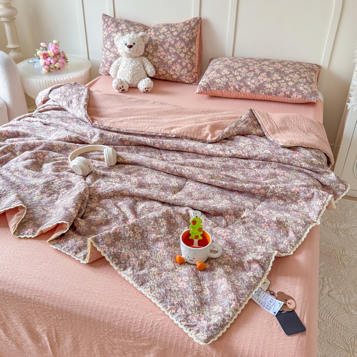 91家纺网 家纺一手货源 找家纺 梦舒阳 2026新款泡芙棉夏被花边款泡芙纱夏凉被四件套空调被带小熊吊牌 暖桔